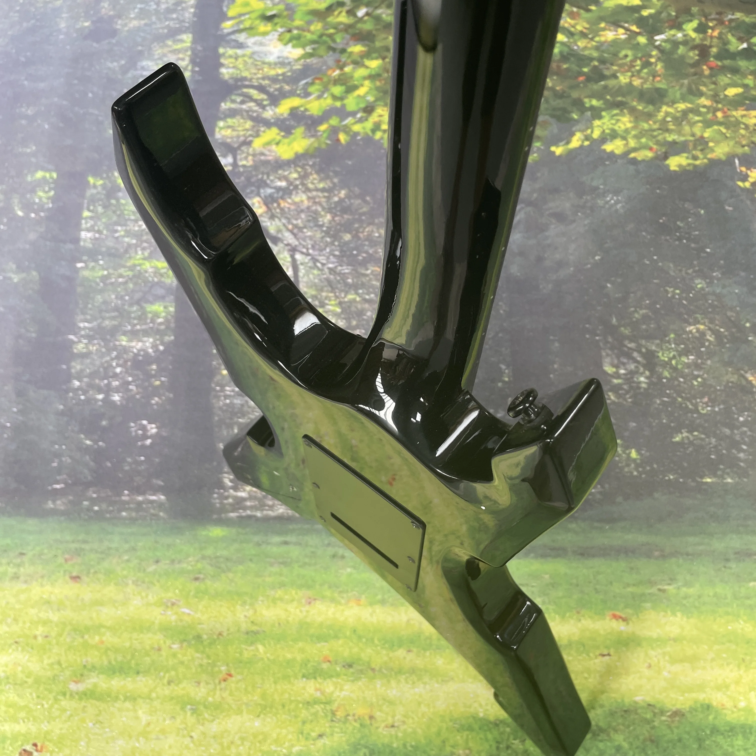 جيتار كهربائي أسود غير منتظم مكون من 6 أوتار جيتار أجهزة سوداء