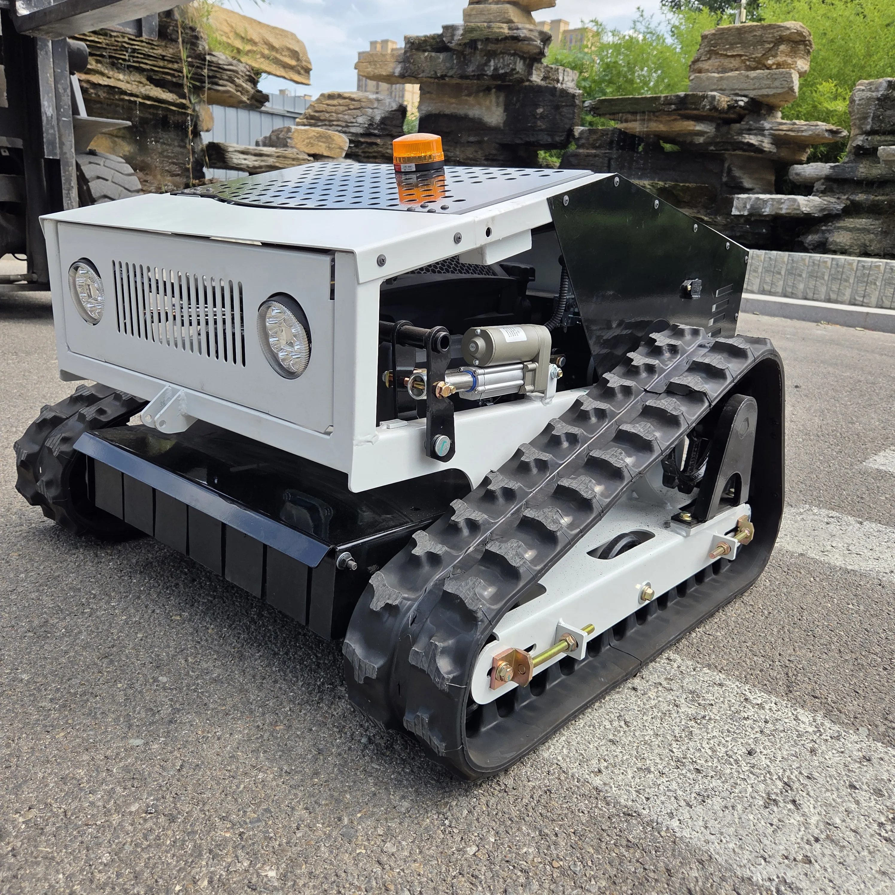 Nowa inteligentna kosiarka do trawy z elektrycznym rozrusznikiem jednym przyciskiem, podnoszeniem ostrza, funkcją zero turn i pełną automatyzacją.