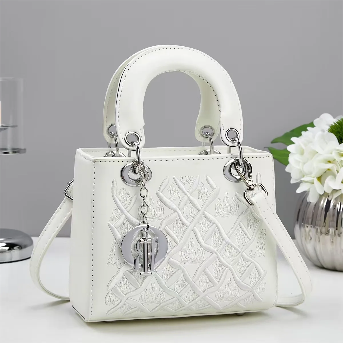 

2025 New Bags for Women Elegant Handbags Metal Pendant Solid Color Crossbody Shoulder Bags Party Banquet