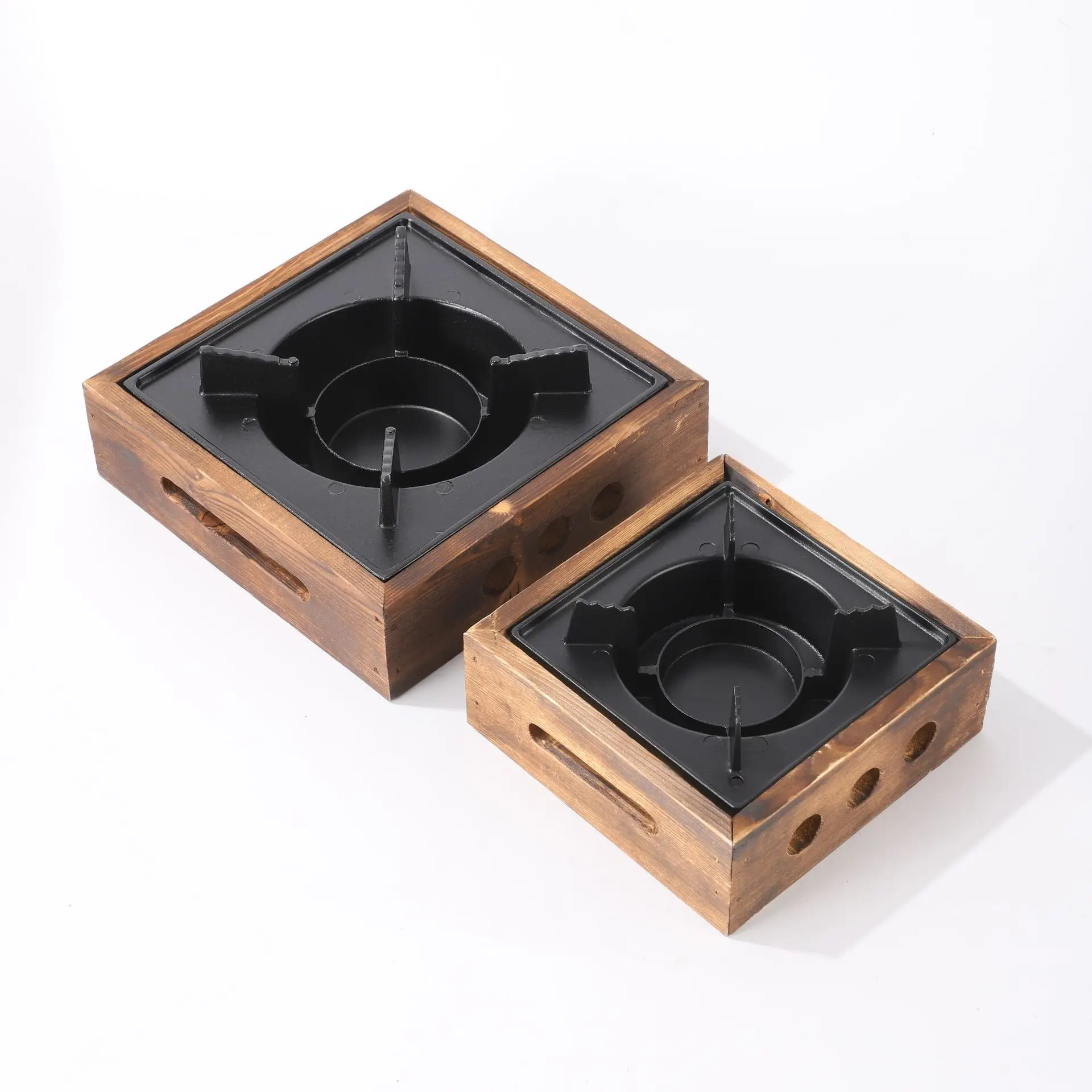 Neuer Haushalts-Grillofen aus Holz am Straßenrand, Nachtmarkt, Grill-Hotpot, kleiner Herd