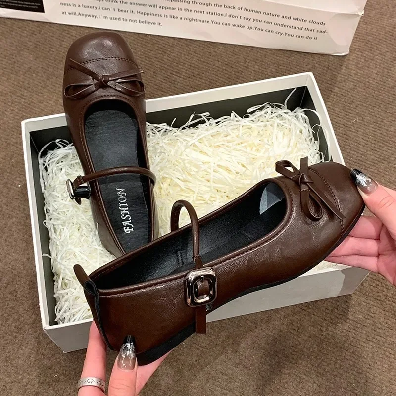 السيدات حذاء مسطح 2025 عادية مشبك حزام المرأة الشقق اليومية ساحة تو المرأة القوس لينة أسفل في الهواء الطلق ماري جينس أحذية النساء