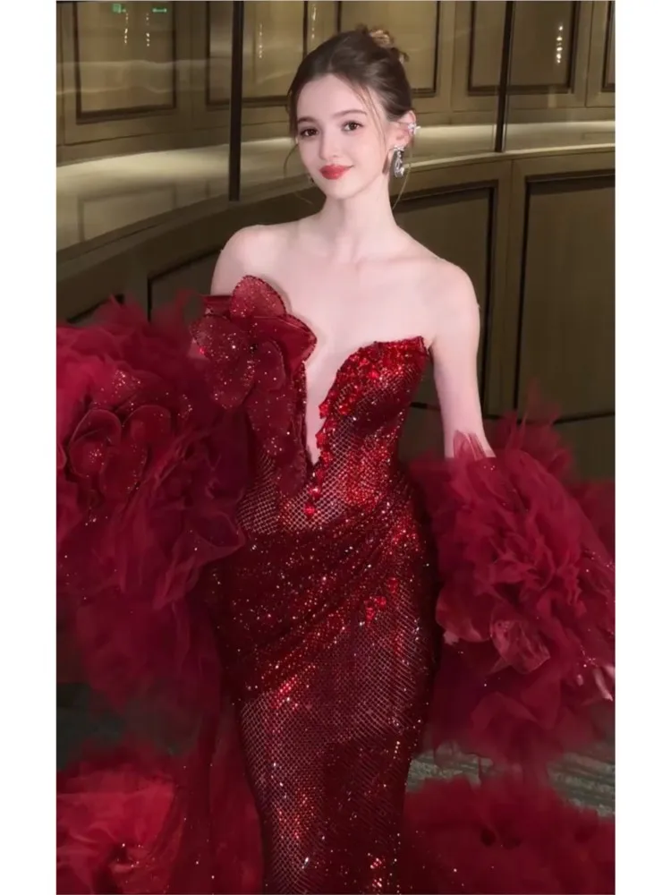 A strapless toasting fishtail light luxury red hosting dress
