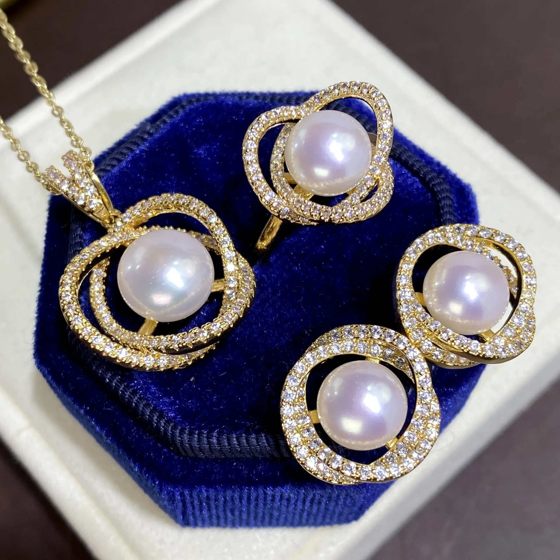 

Natural Pearl Set with Six Petals and Full Diamond Design Sweet Three Piece Ring Pendant s925 Earrings