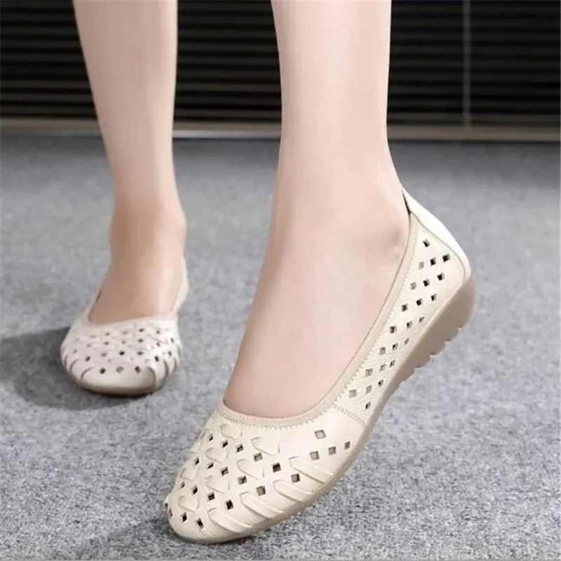 Mother Women Shoes Sandals Flats Hollow Out Genuine Leather Slip On Loafers Soft Summer Beach Female Casual Flats Plus Size34-43