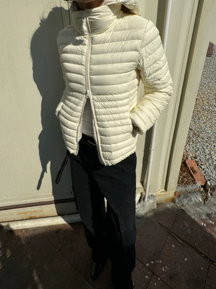 A nova jaqueta leve com capuz outono/inverno 2025 é uma jaqueta elegante, emagrecedora e quente para mulheres