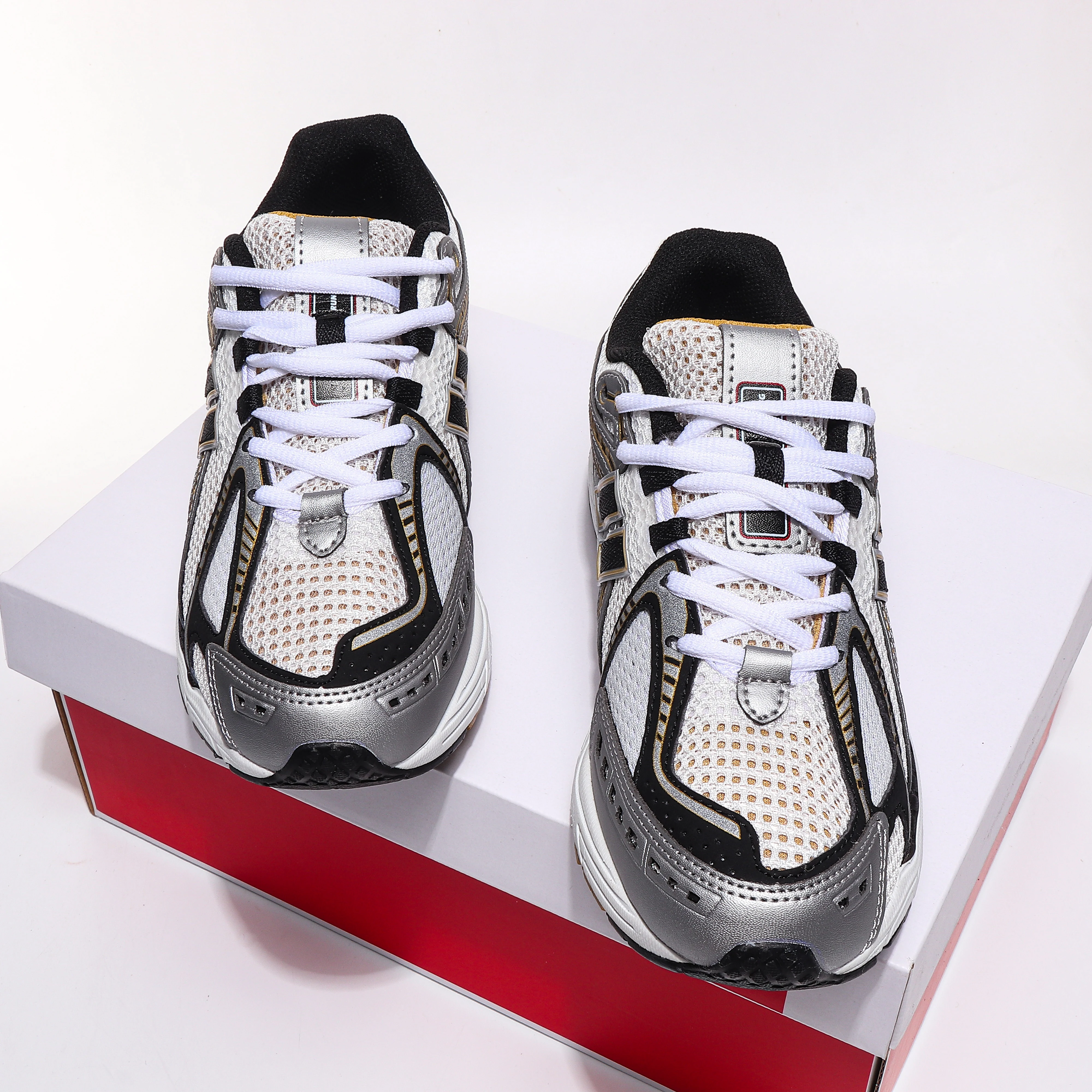 أحذية الركض من سلسلة 1906 للجنسين: أحذية كاجوال عصرية باللون الفضي والأبيض والأصفر