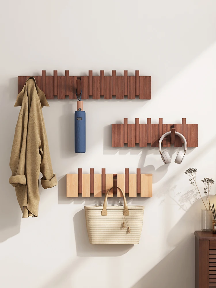 無垢材の寝室入口のフックドアの後ろに壁掛け式の洋服掛けを、穴あけなしで取り付ける。