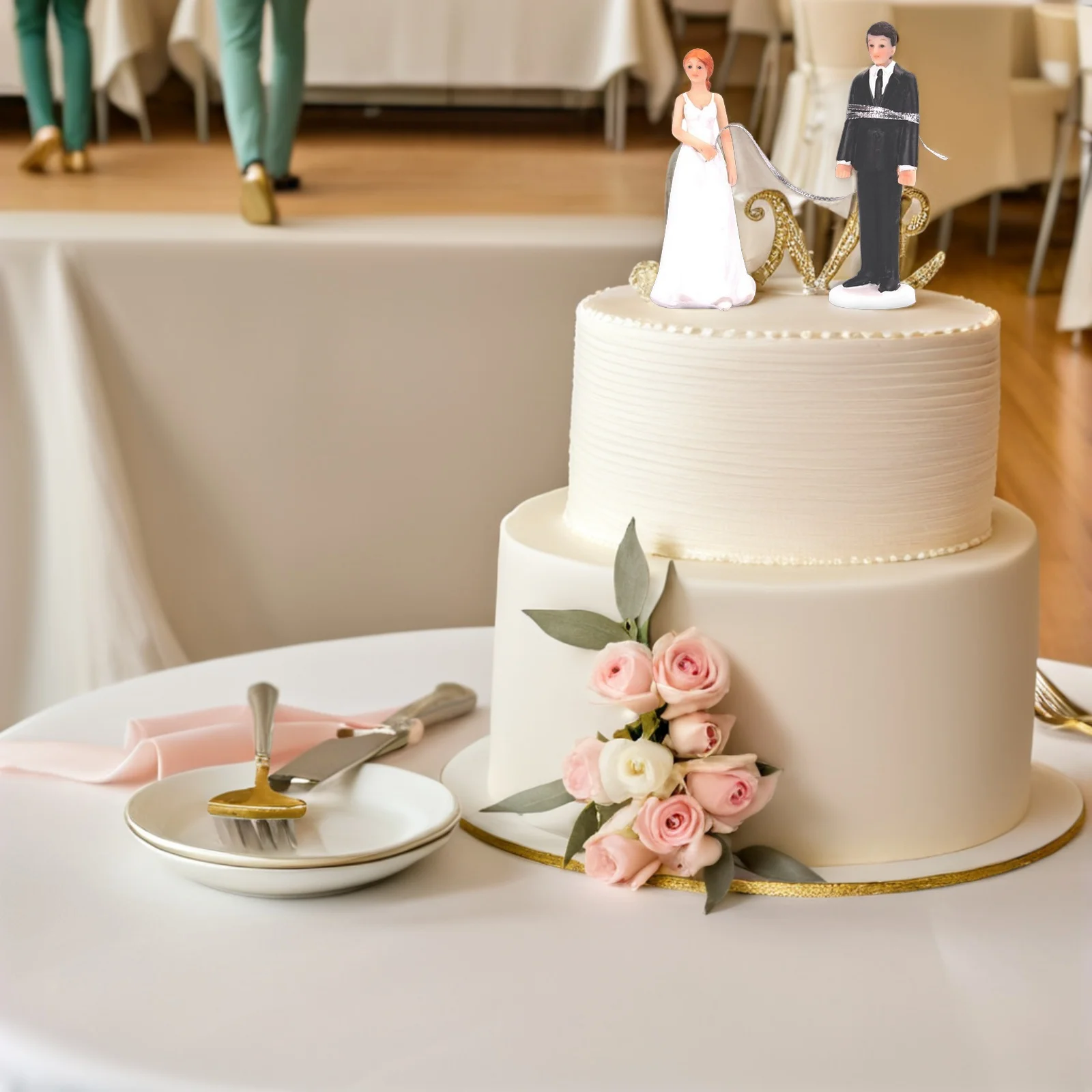 

High Quality Resin Bride Groom Cake Topper Romantic Wedding Decoration Couple Figures Fun Souvenir Gift Wedding Cake Figurine