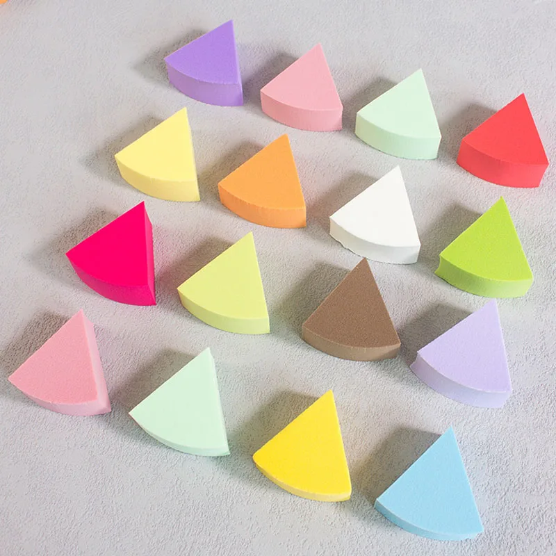 50 stks/partij Mini Driehoek Make-Up Blender Sponzen Effen Kleur Vloeibare Foundation Poederdonsjes Niet-latex Nat en Droog Make up Spons