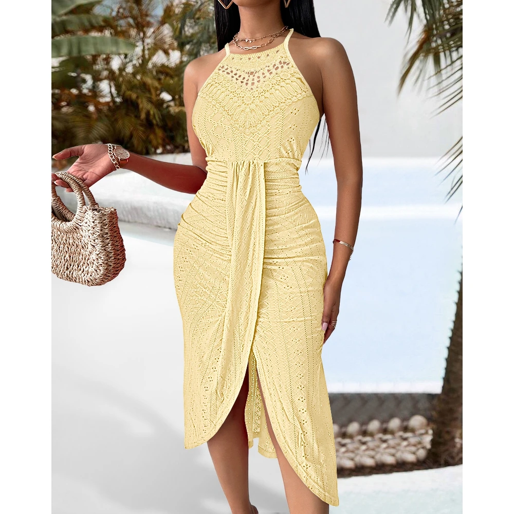 Vestido maxi feminino sem mangas com gola halter e ilhó vazado e detalhes franzidos com fenda frontal para férias