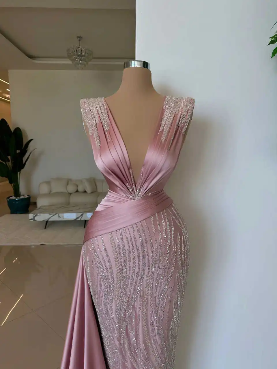 ชุดราตรีสุดหรูสำหรับผู้หญิง คอวีลึก แขนกุด ประดับคริสตัลเลื่อมระยิบระยับ ยาวกรอมพื้น พร้อมชายกระโปรงผ้าซาตินด้านข้าง เหมาะสำหรับงานพรอมและงานปาร์ตี้