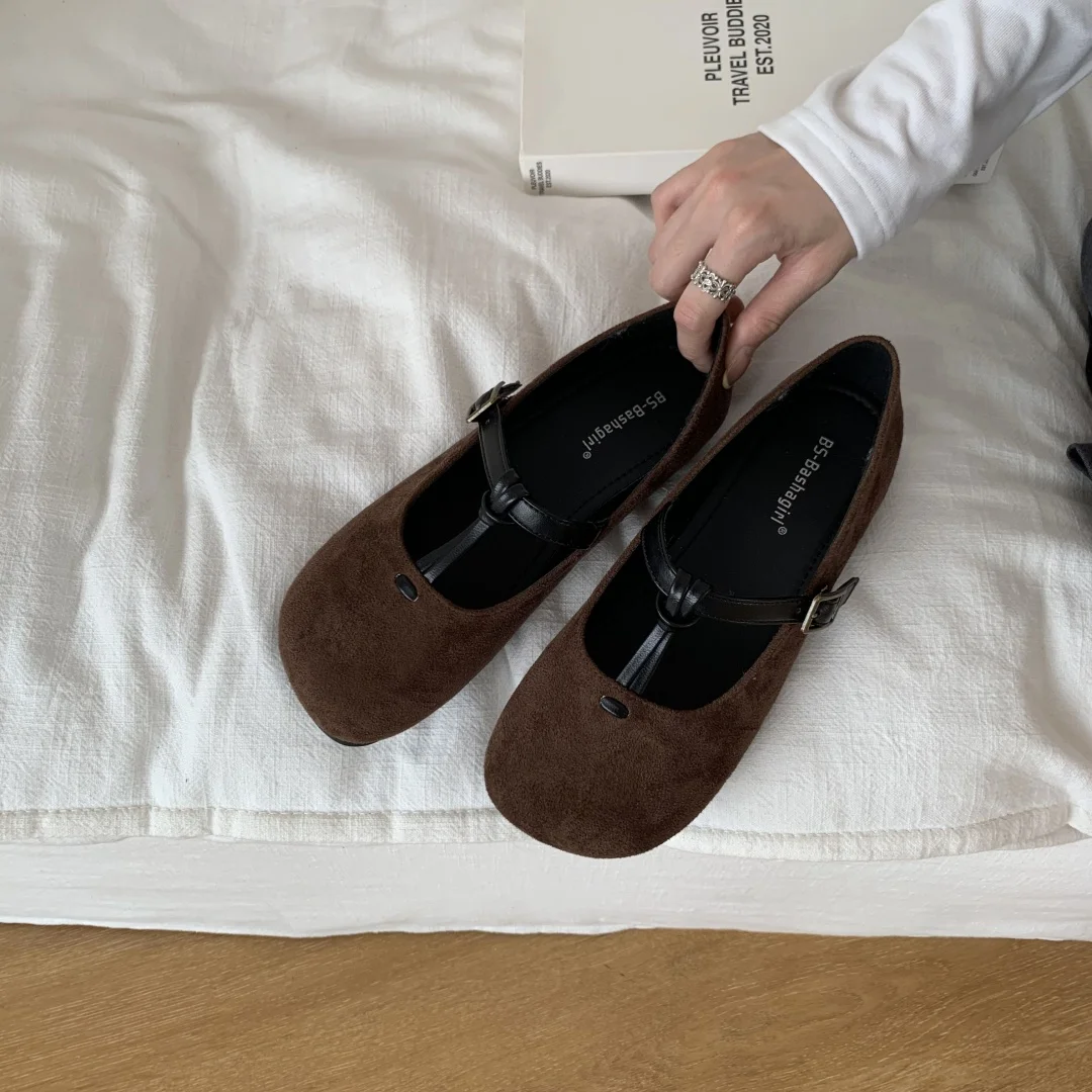 أحذية باليه مسطحة للنساء بإبزيم على شكل حرف T أحذية بدون كعب بمقدمة مستديرة أحذية غير رسمية مريحة أحذية ماري جين كلاسيكية باللون الرمادي المشمش