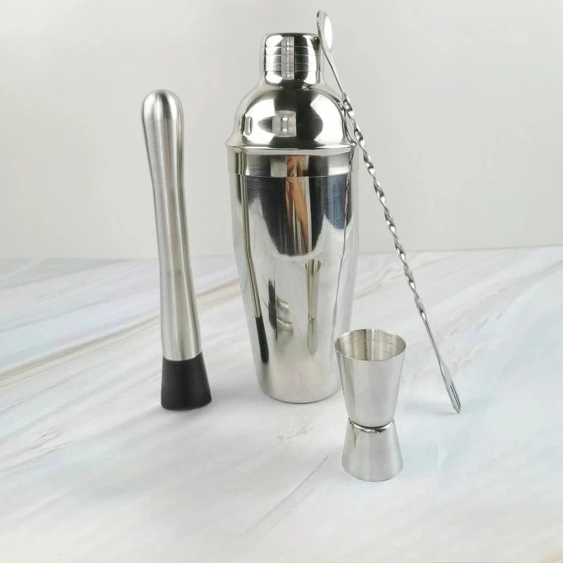 

Набор для приготовления коктейлей: шейкер для маргариты, набор для мартини, барменский набор с мерным джиггером, ложкой для смешивания и барными принадлежностями.