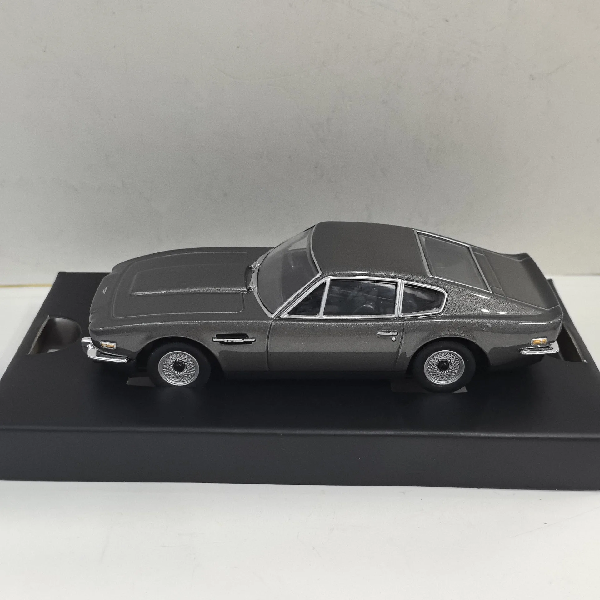 Diecast 1/36 Scale Corgi Paparazzi 007 Limited Edition ASTON MARTIN V8 Alloy Car Model Collectible Toy Gift Souvenir Display