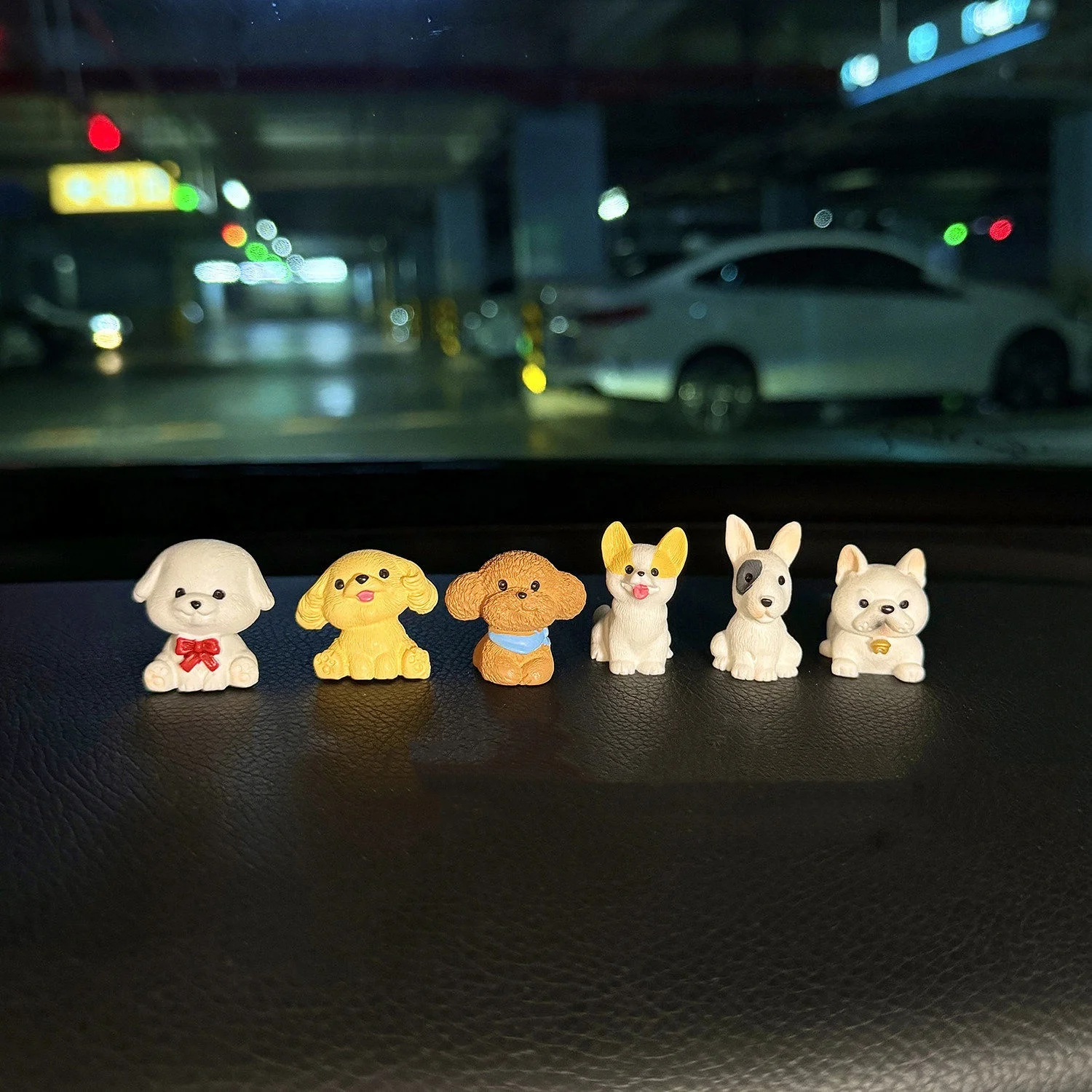 6 Stück Hunde-Auto-Ornamente, niedliche kleine Hunde-Puppen für die Mittelkonsole, Display-Bildschirm, Dekoration für Elektrofahrzeuge, Innenraumzubehör – Detail 6
