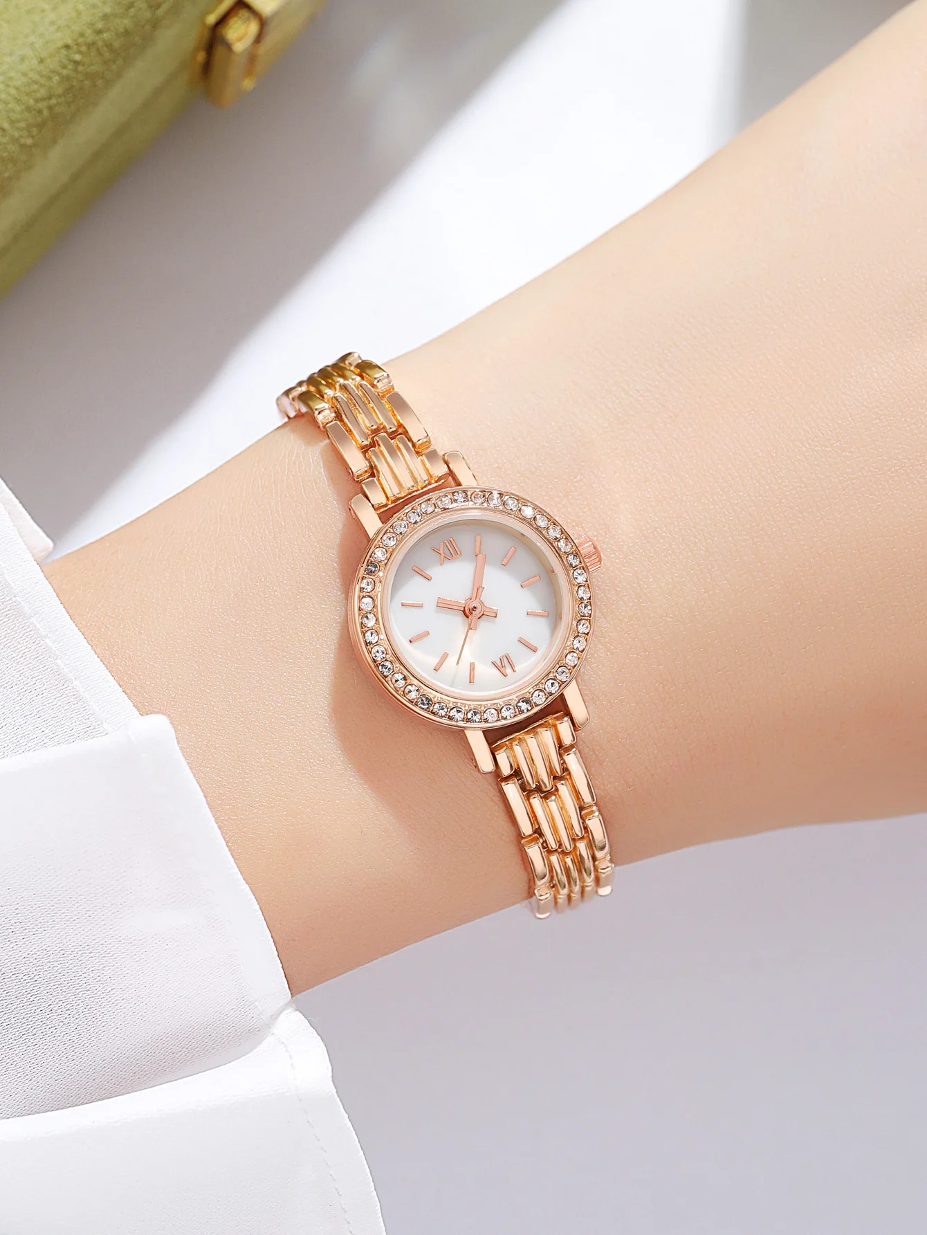 1PC Women\'s Watch Casual Alloy Steel Strip Quartz Watch