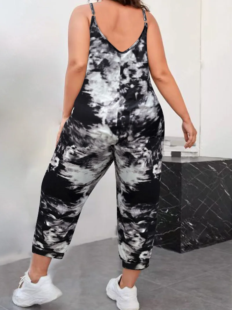 Wiosenno-letni kombinezon plus size z szelkami i nadrukiem tie-dye z kieszeniami