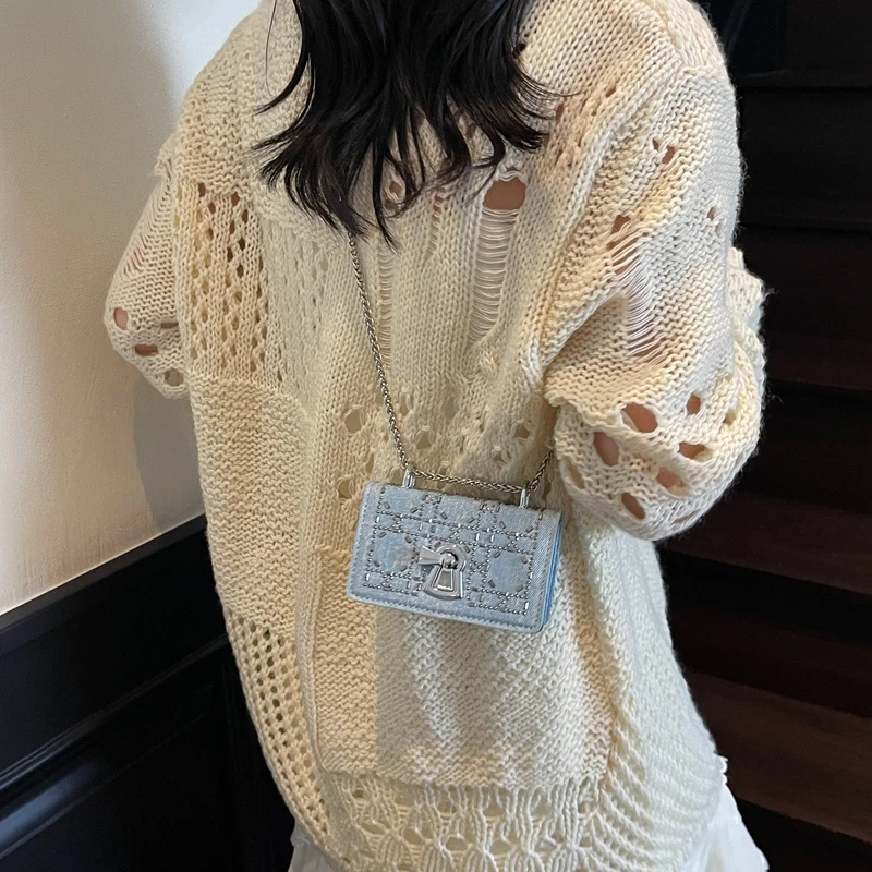 حقيبة يد نسائية كلاسيكية أنيقة وفريدة من نوعها مع شعار حرف عصري وبسيط كاجوال بلون سادة #4