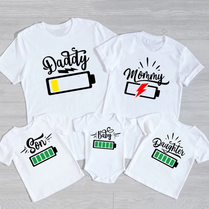 Lustige Passende Familien-T-Shirts mit Batterie-Motiv für Mama, Papa, Sohn, Tochter, Baby, Passende Outfits, Schwarze Familien-T-Shirts für Familienfotografie – Detail 6