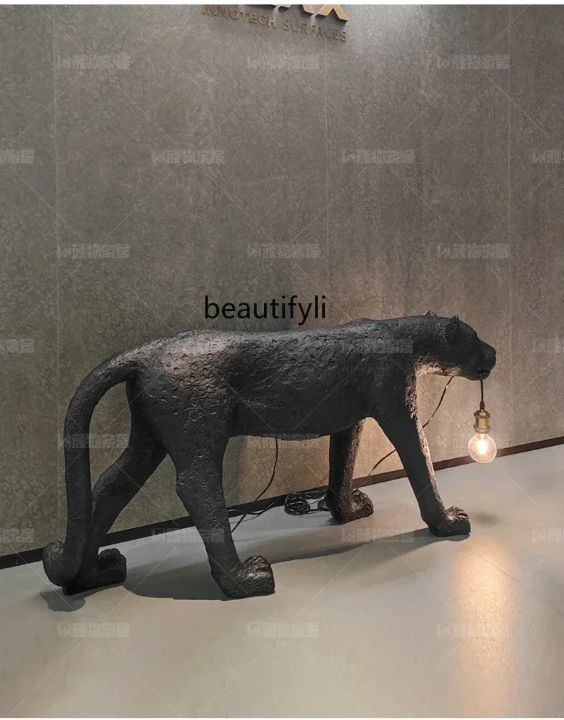 

yj5 Arte creativa Scultura leopardata ad alto senso Designer FRP Soggiorno animale
