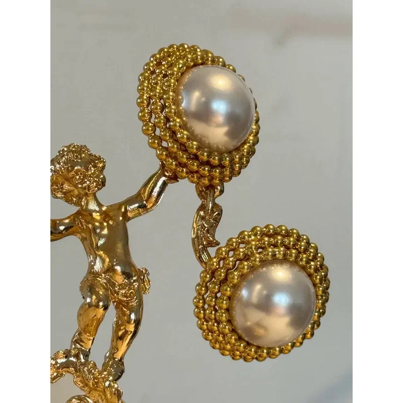 Medieval times Courtly pearl ear clips