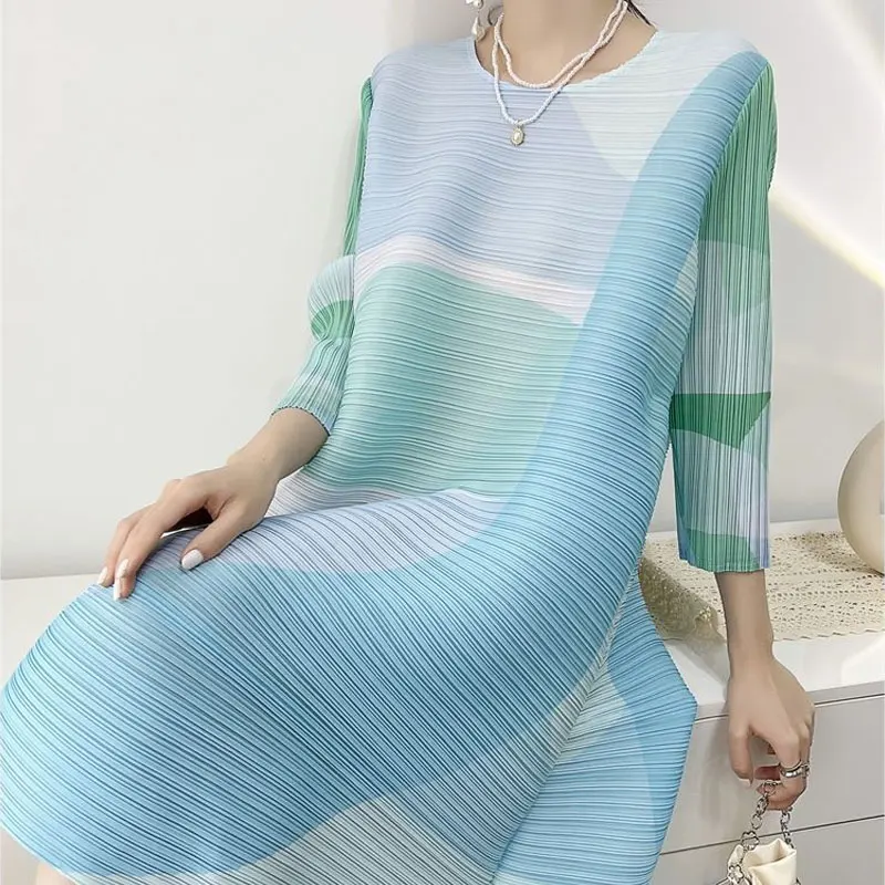 Abbigliamento femminile Girocollo Pendolarismo Stampato geometrico Pieghe eleganti Abito longuette allentato 2025 Abiti casual con maniche a 3/4 primavera estate