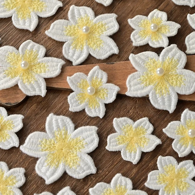 5 Stück gelb-weiße 3D handgenähte Perlen-Blumenmuster-Applikationen zum Selbermachen für Kleidung, Schuhe, Hüte, Taschen, Perlen, Pailletten, Applikationen – Detail 1