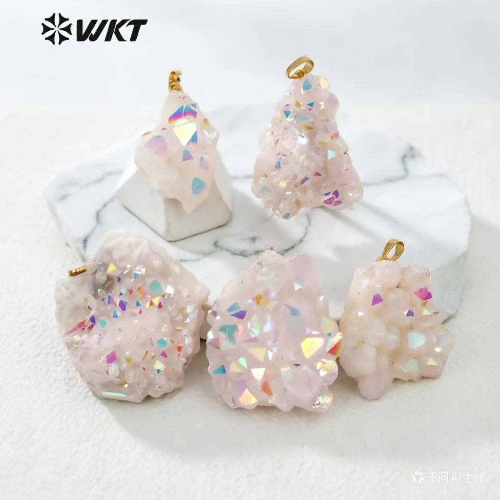 wt-p1561-vente-en-gros-pendentif-ange-en-quartz-druzy-naturel-a-anneau-unique-pierre-a-aura-arc-en-ciel-etonnante-pour-la-fabrication-de-bijoux