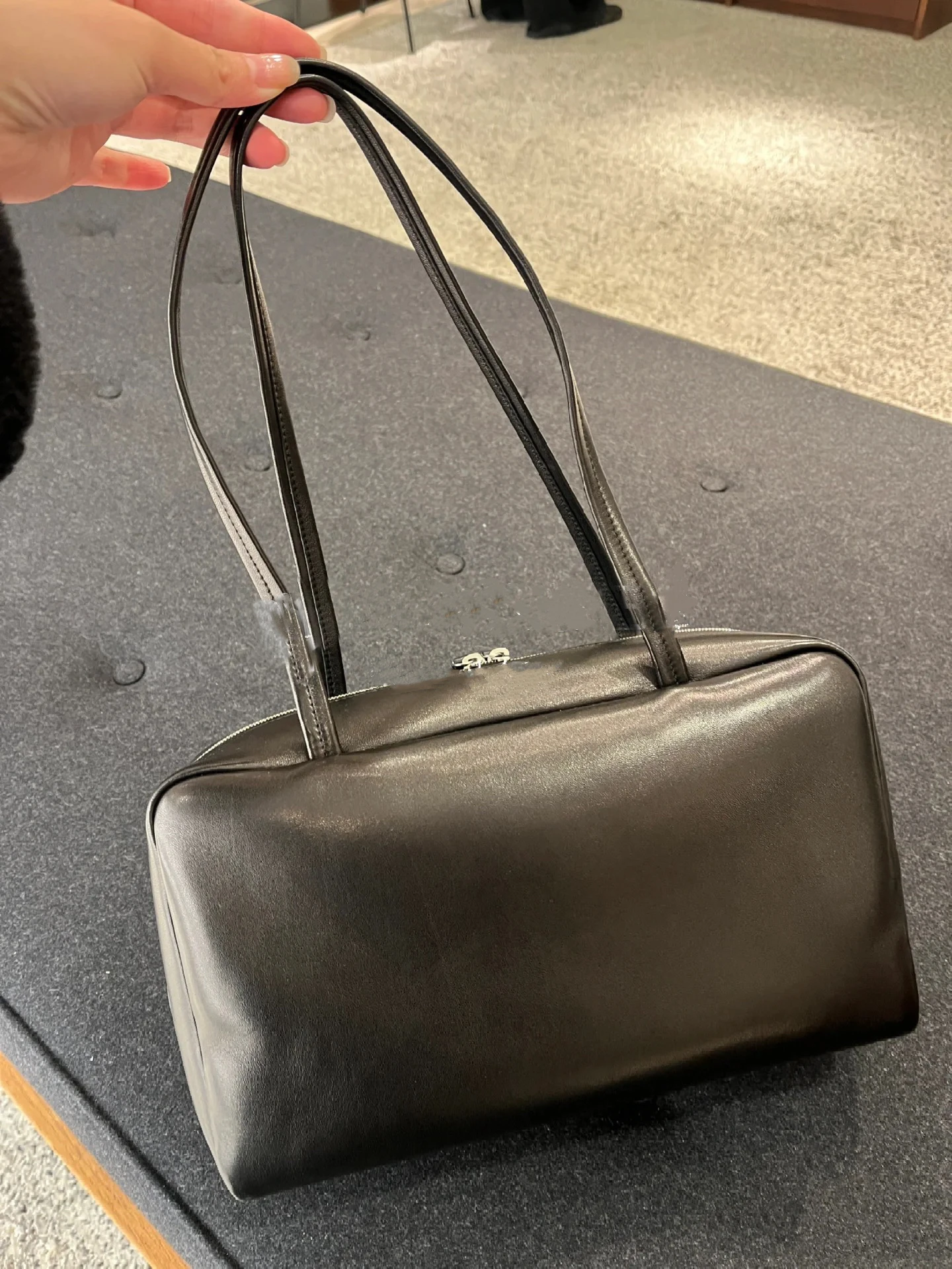 Faionable Versatile Simple High-End Soft eepskin Bowling Bag Boston Handheld Underarm Bag Beer2025 New Sle Briti Sle
