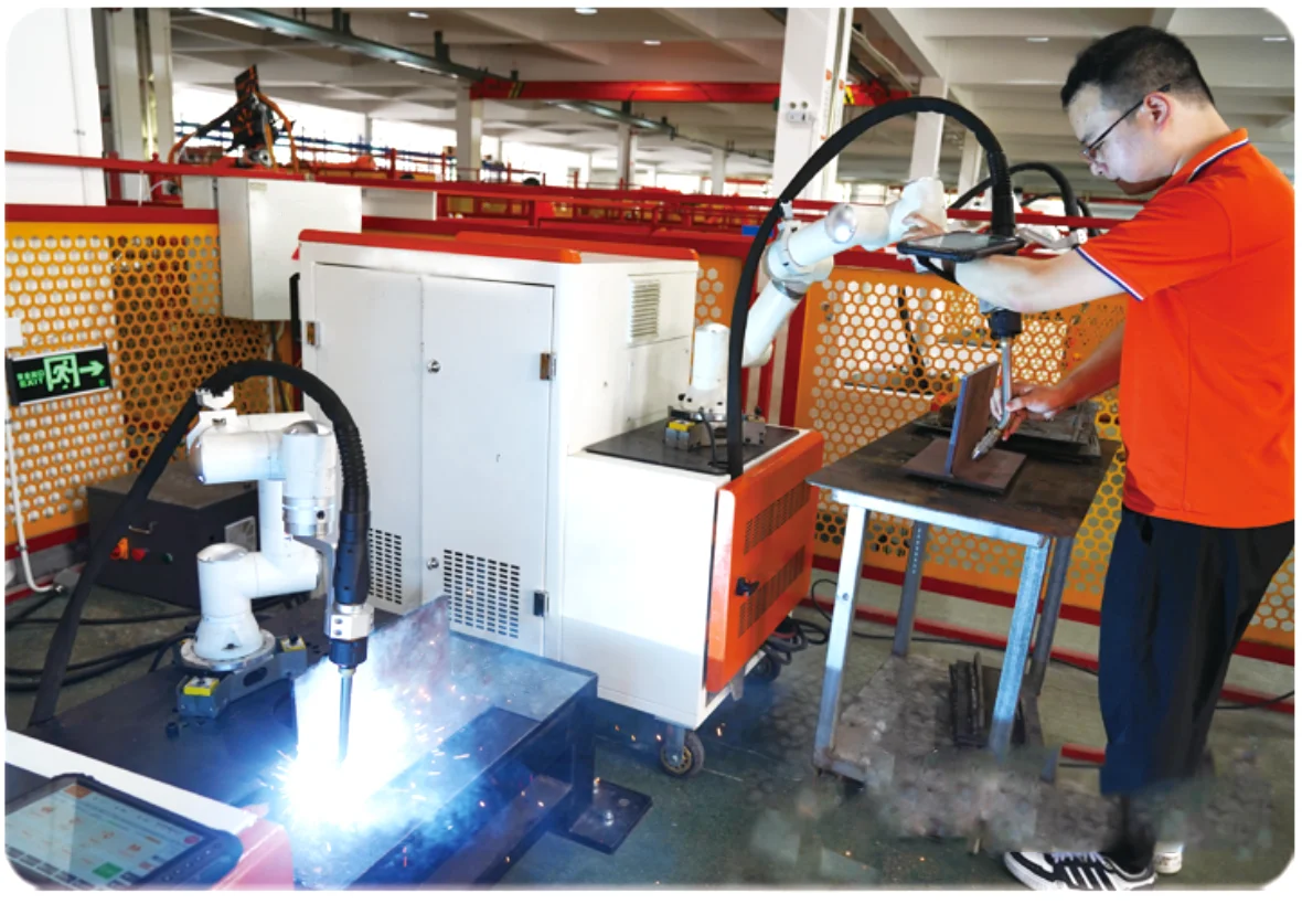 Macchina robot per saldatura Cobot Mig Tig intelligente e piccola per metallo Acciaio Alluminio 350A 500A Workstation di saldatura robotica automatica