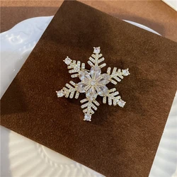 Exquisite Women Girls Classic Snowflakes Rhinestone Brooches Pins Small Size Delicate Shining Boutique Badges Accessories