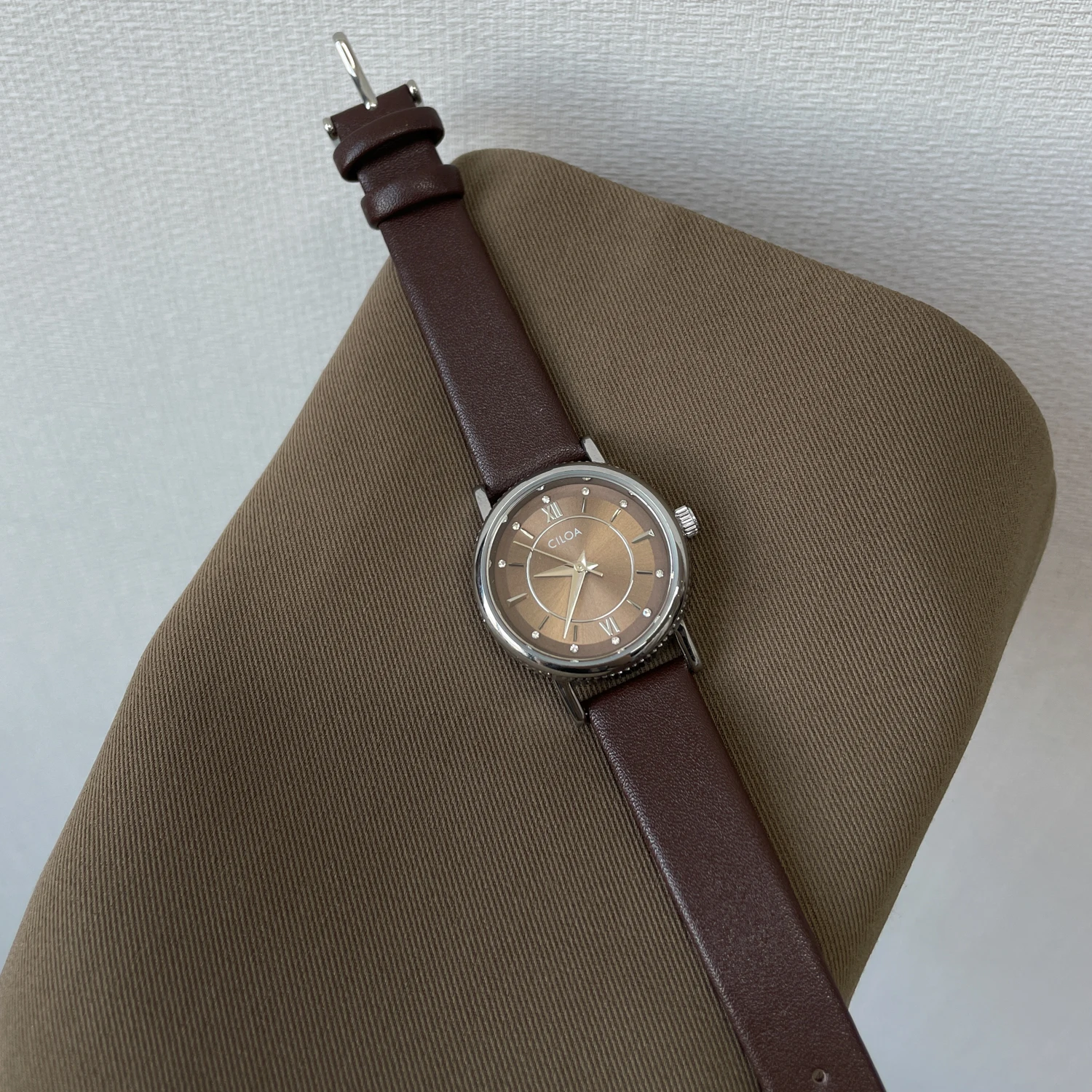 ساعة CILOA مستديرة بمزاج بني أنثى 2025 ماركة جديدة أصلية خفيفة فاخرة هدية موضة ساعة كوارتز مقاومة للماء