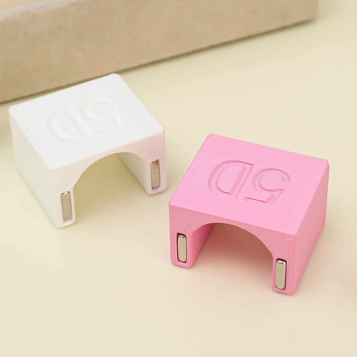 Cat Eye Nail Art Magnetic Tool White/Pink Nail Art Suede Magnet Suitable for DIY 3D Magnetic Cat Eye Gel Nail Polish Magnet Tool