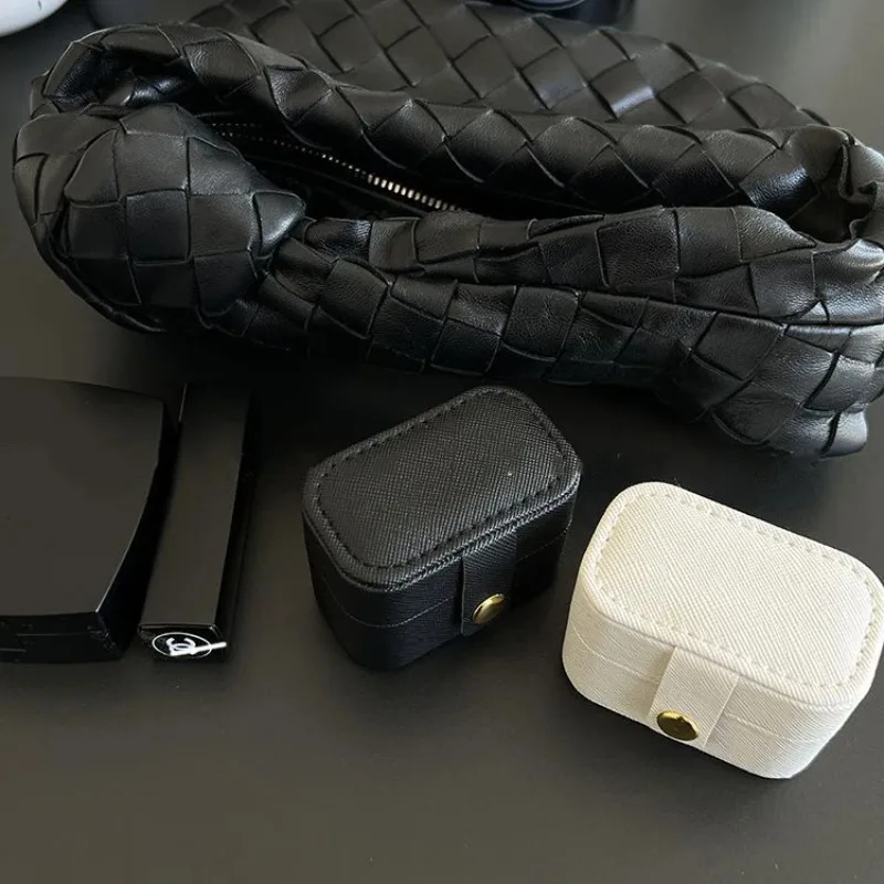 1 قطعة صغيرة محمولة مجوهرات صغيرة حقيبة التخزين السفر بسيط حلقة جلدية قلادة أقراط صندوق تخزين منظم عرض هدية صندوق