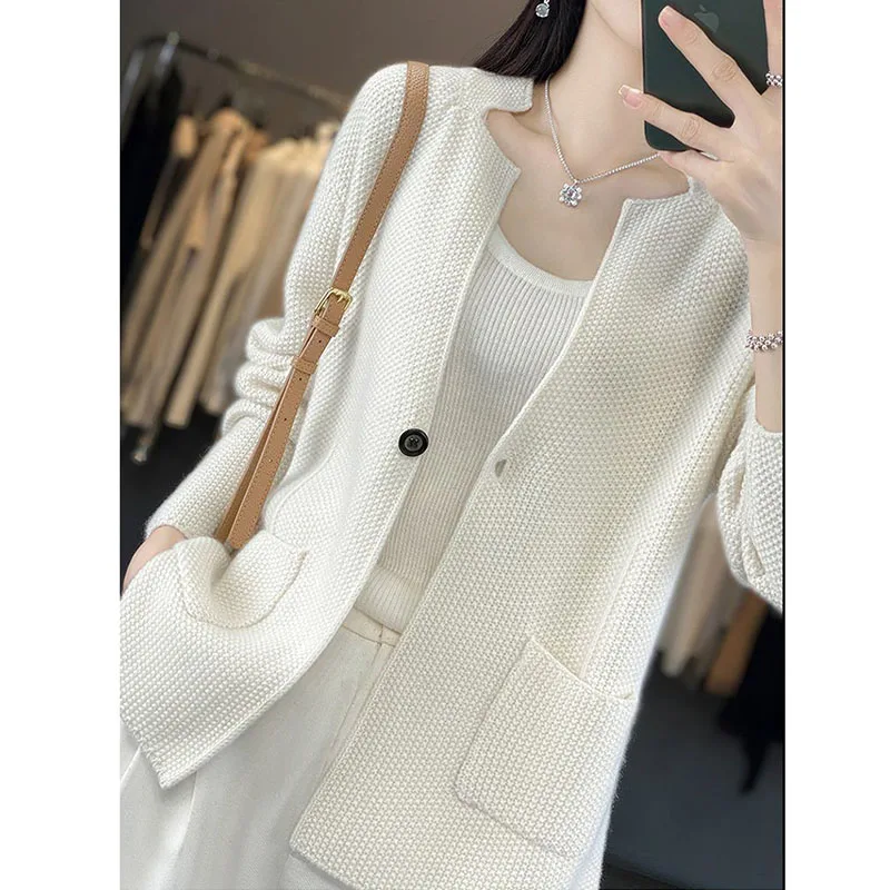 เสื้อคาร์ดิแกนแฟชั่นใหม่สำหรับผู้หญิง ฤดูใบไม้ร่วงและฤดูหนาว เสื้อคอวีทรงหลวม สไตล์โจ๊กเกอร์ เสื้อถักนิตเนื้อนุ่ม เสื้อคลุมคาร์ดิแกนทรงหลวม สไตล์โจ๊กเกอร์