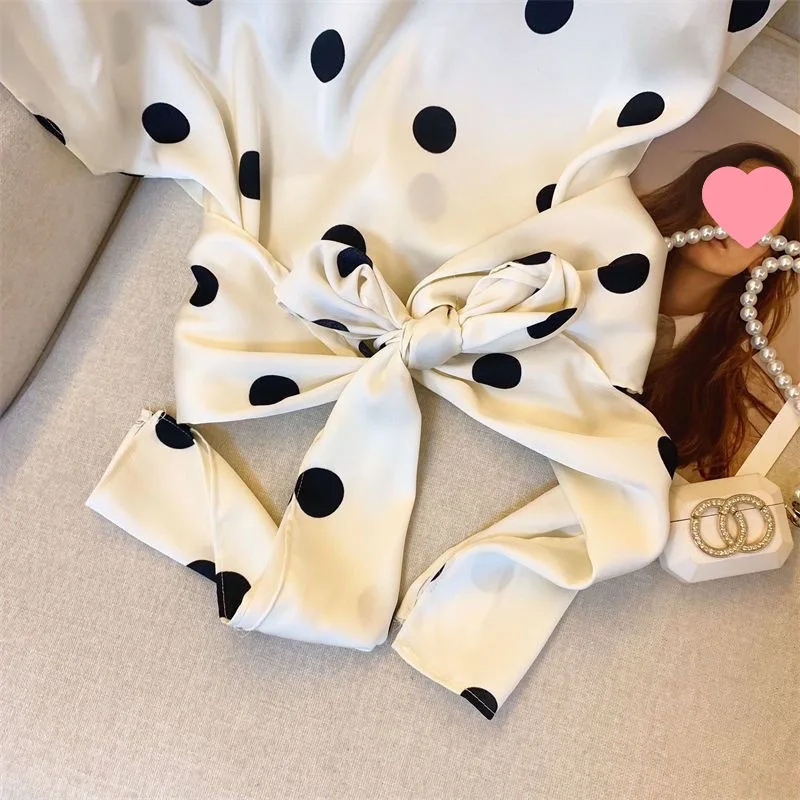 Design della camicia da donna: scollo a V a pois, lusso leggero, camicia estiva alla moda, senza spalline, maniche corte, top aderente, T-shirt