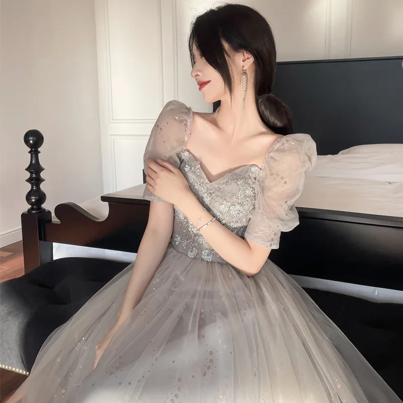 Vestido de dama de honor de temperamento gris, Manga corta abullonada, hombros descubiertos, exquisito vestido de fiesta de apliques, vestido de invitados de boda femenino