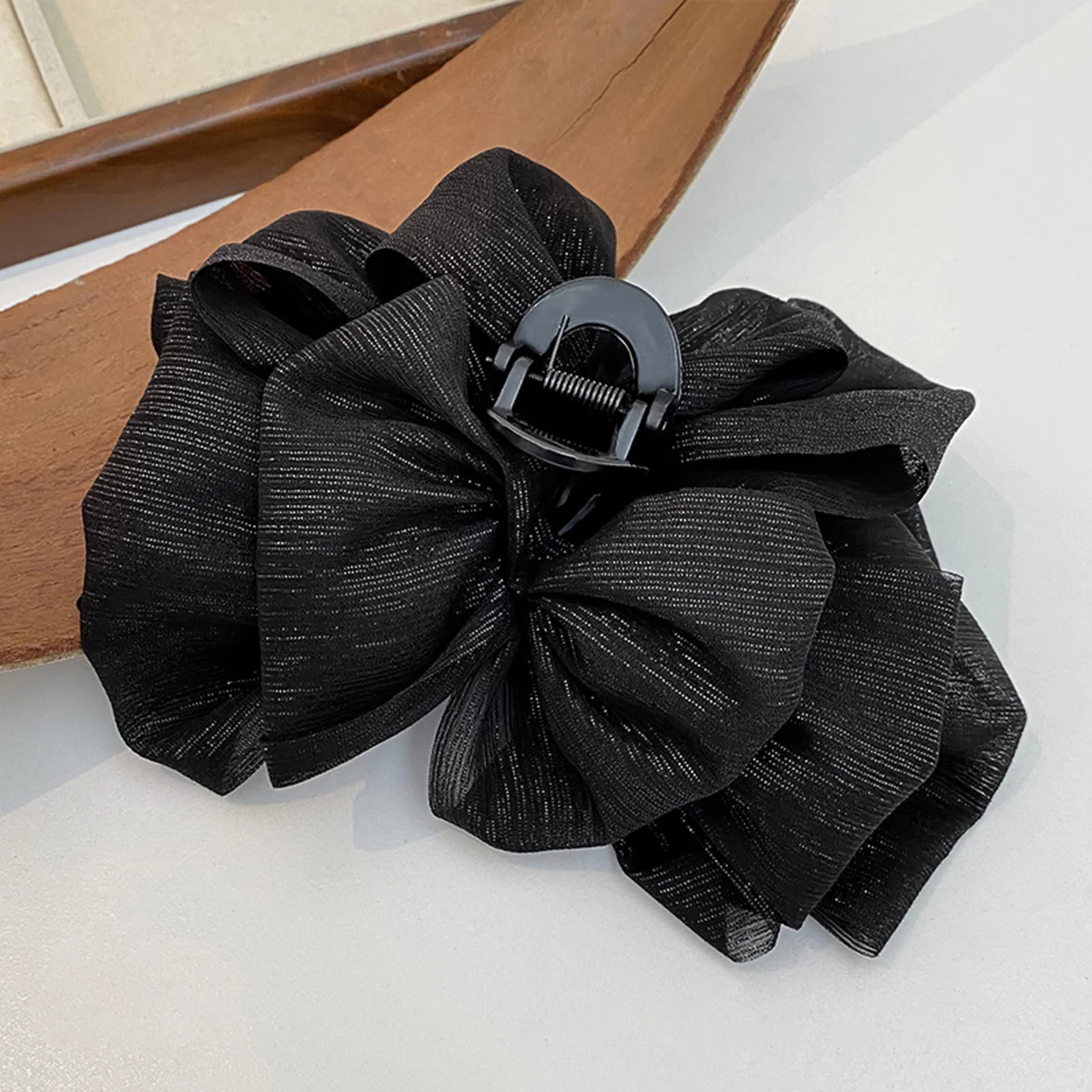 مشبك شعر أنيق على شكل فيونكة للنساء والفتيات يوميًا في الهواء الطلق قابض شعر القرش للتسوق والسفر والتصوير الفوتوغرافي 2025 إكسسوارات شعر جديدة