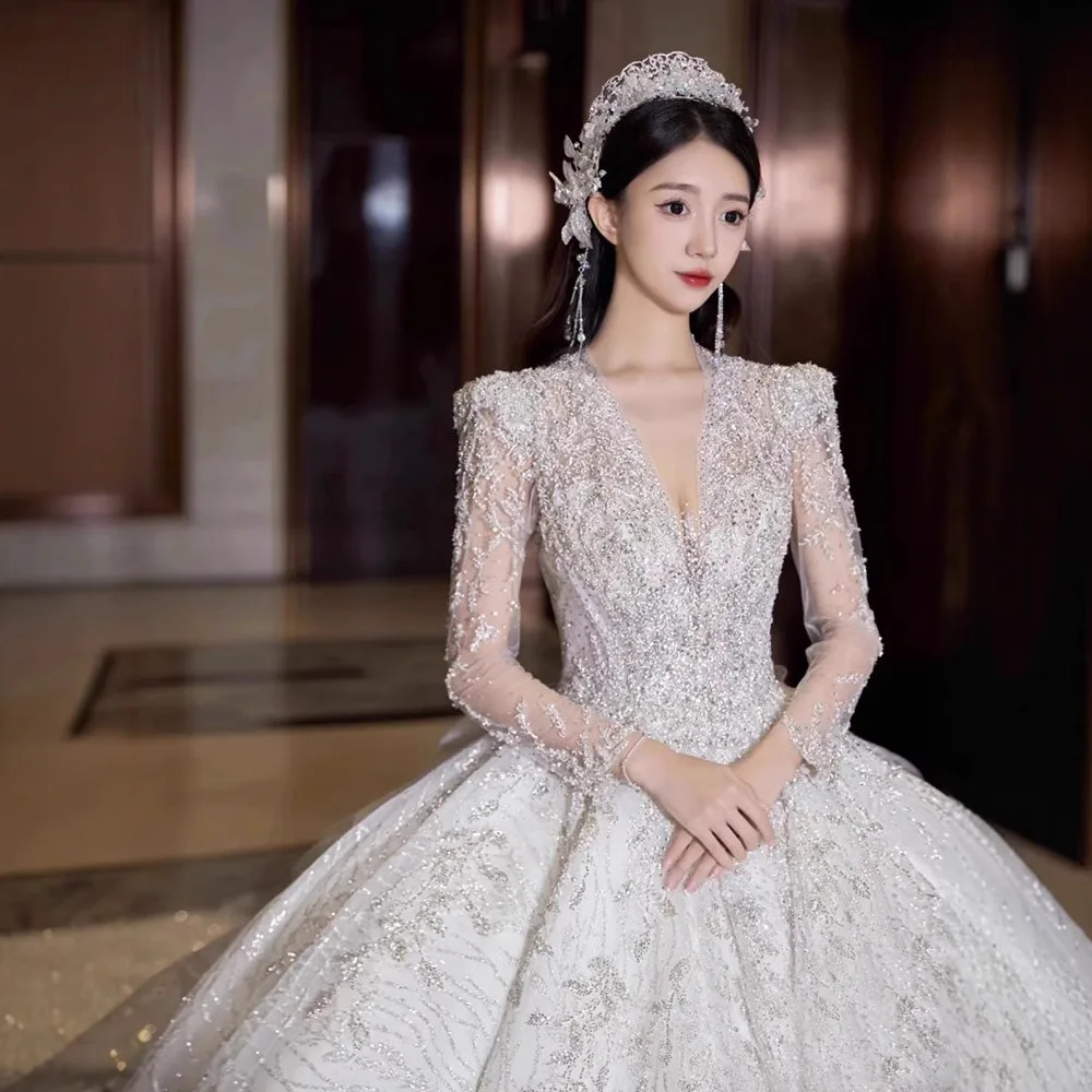 Vestido de novia atemporal de estilo francés: escote en V profundo, alta costura nupcial de encaje de manga larga con cola capilla