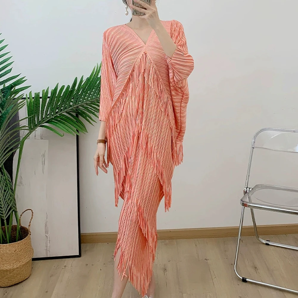 

Fashionable V-neck bat sleeves with hot gold tassels, elegant and slimming dress-GZXX188
