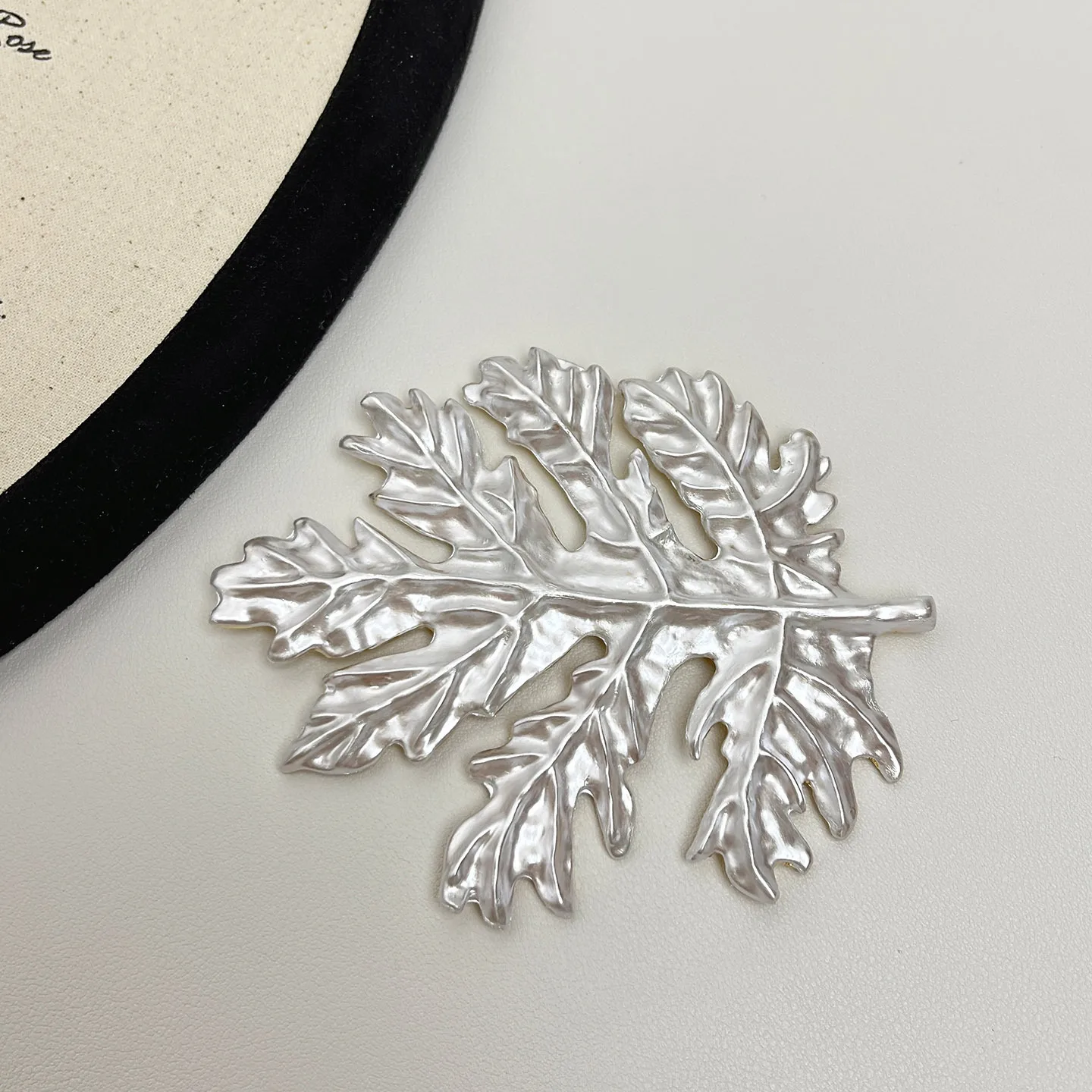 

Изысканная металлическая брошь в виде дубового и кленового листьев, высококачественная фактурная булавка, аксессуар для воротника пиджака для женщин