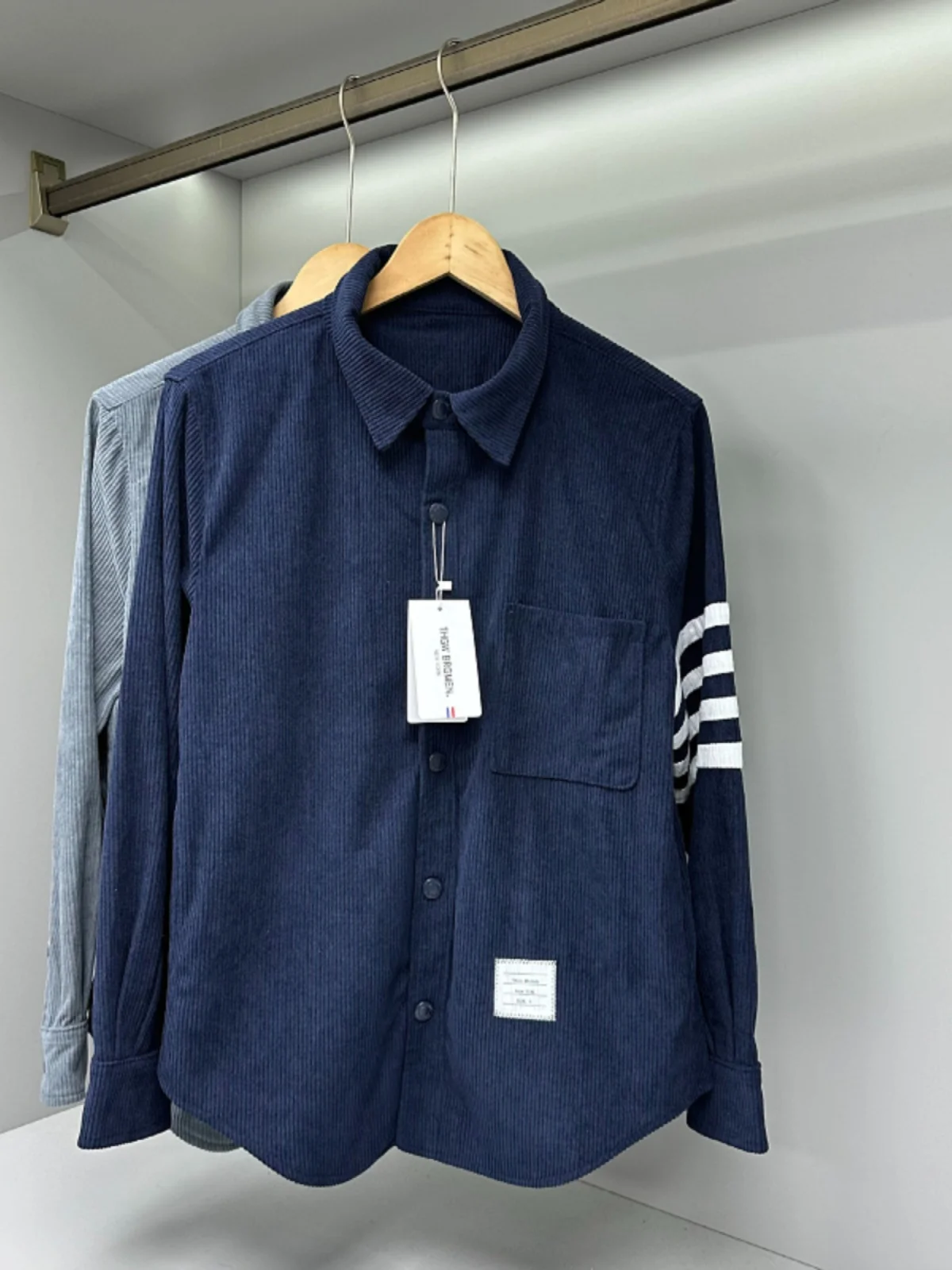 

Высококачественная осенне-зимняя мужская классическая вельветовая куртка с четырьмя полосками, на пуговицах, из дышащего полиэфирного волокна, длинная