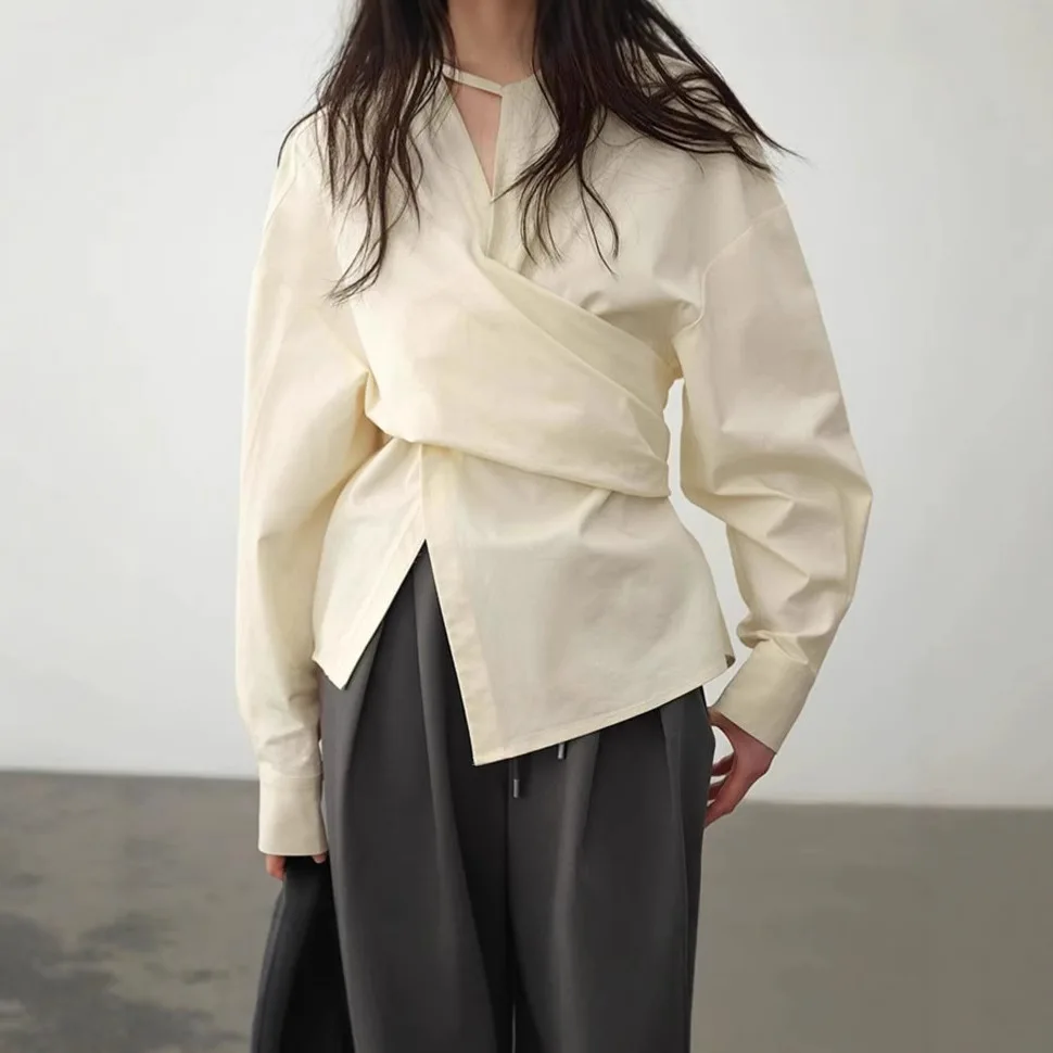 

2025 SS Деконструированная асимметричная рубашка, женская высококачественная рубашка в ленивом стиле с отделкой талии, облегающая нишевая мода