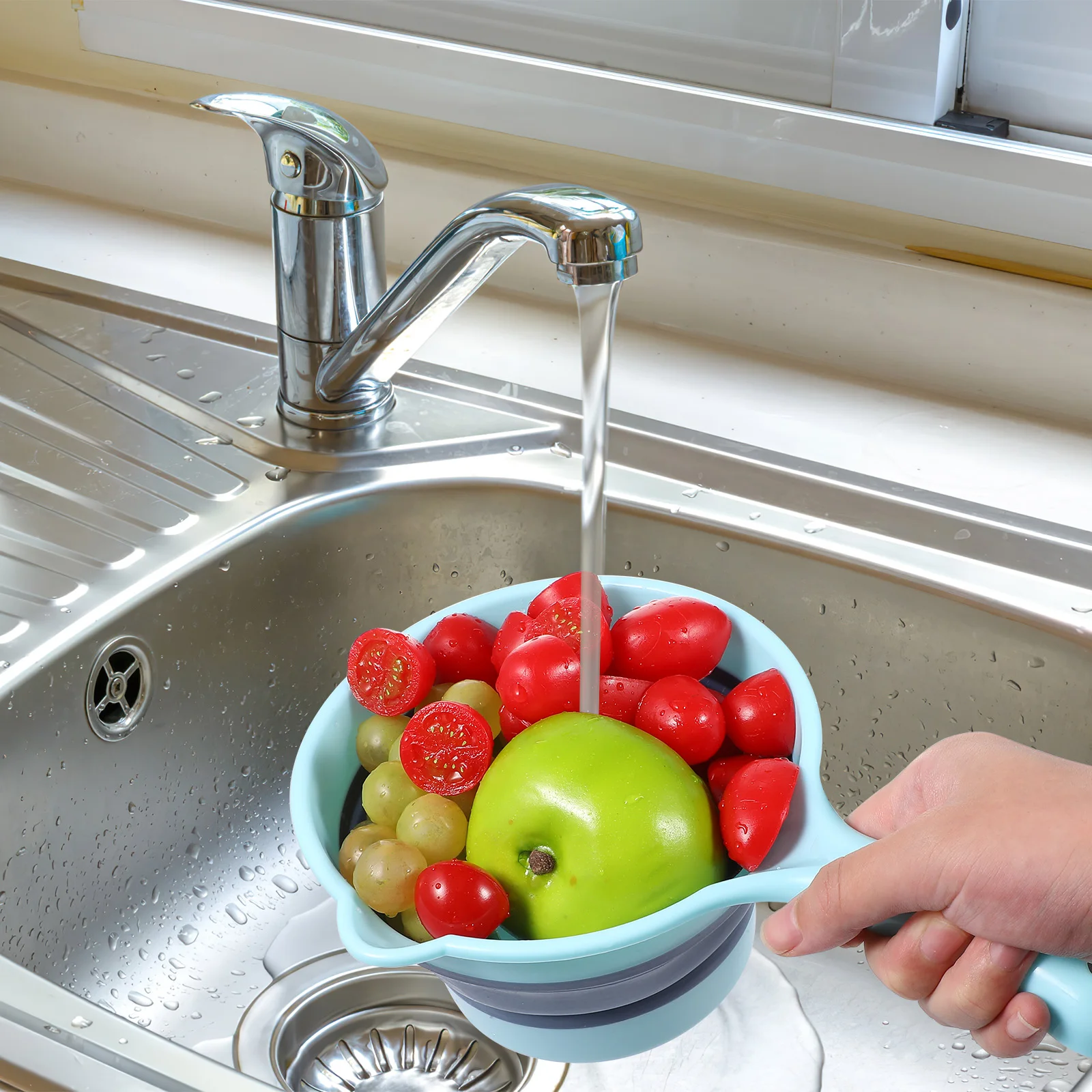 

2pcs Foldable Ladle Ergonomic Design Kitchen Use Washing Vegetables Fruits Watering Flowers Smooth Surface Bottle