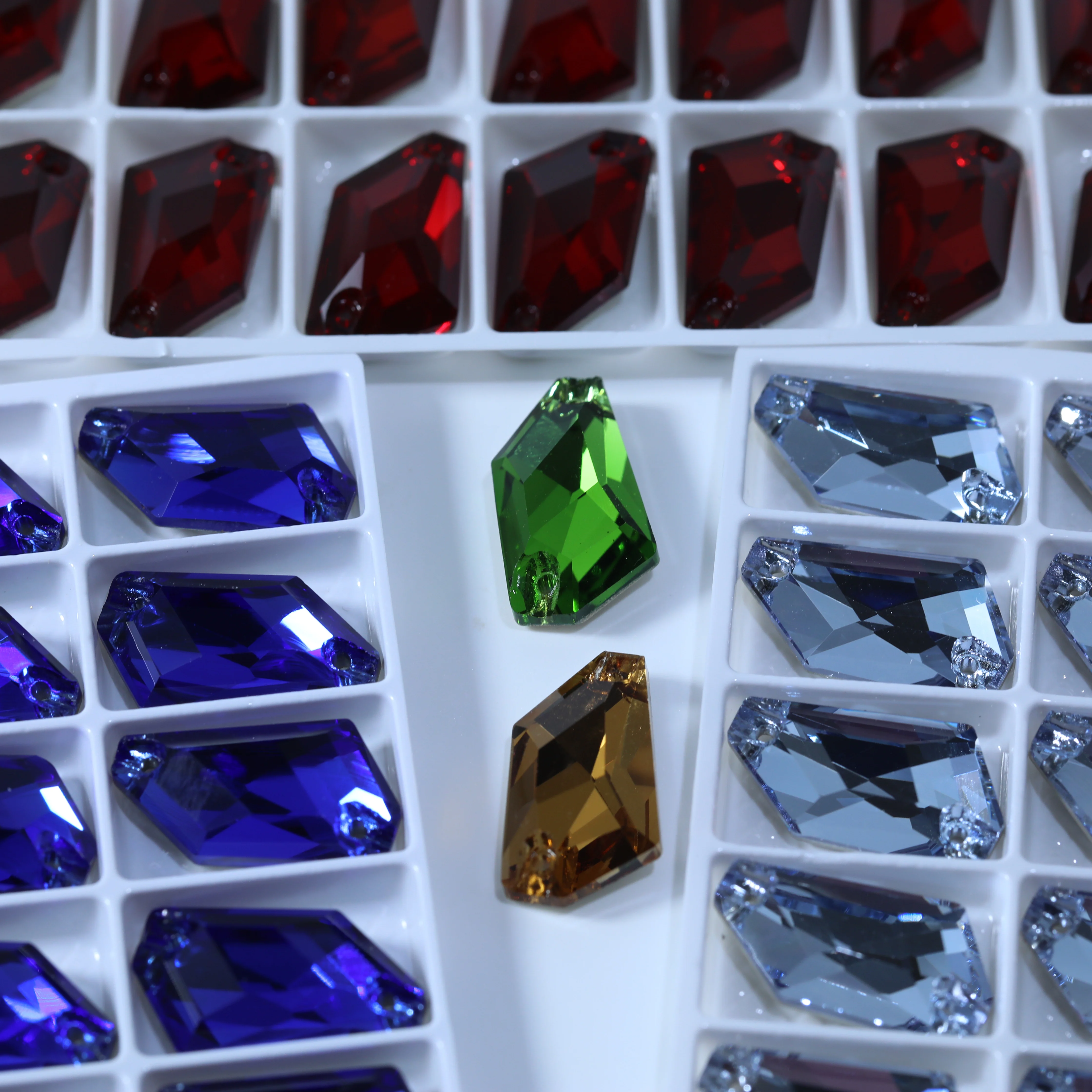 Funkelnde, elegante Glas-Kristall-De-Art-Aufnähsteine mit normaler Farbplattierung für Kleidung, Hochzeitskleider und DIY-Bastelarbeiten. – Detail 6
