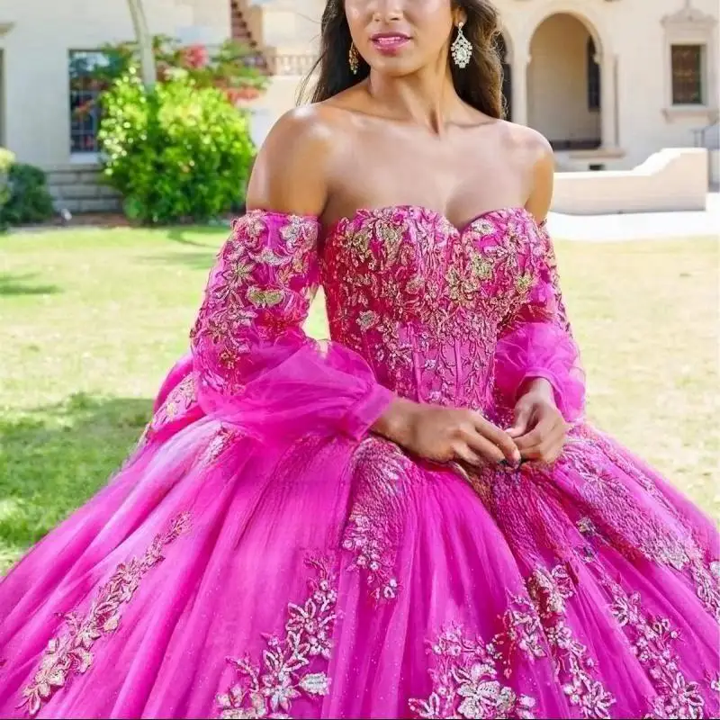 Maßgeschneiderte rosa Magenta-Quinceanera-Kleider mit Pailletten-Aufkleber, langärmeliger Cape-Rock, abnehmbar und mit Blasenaufklebern für 15 Jahre