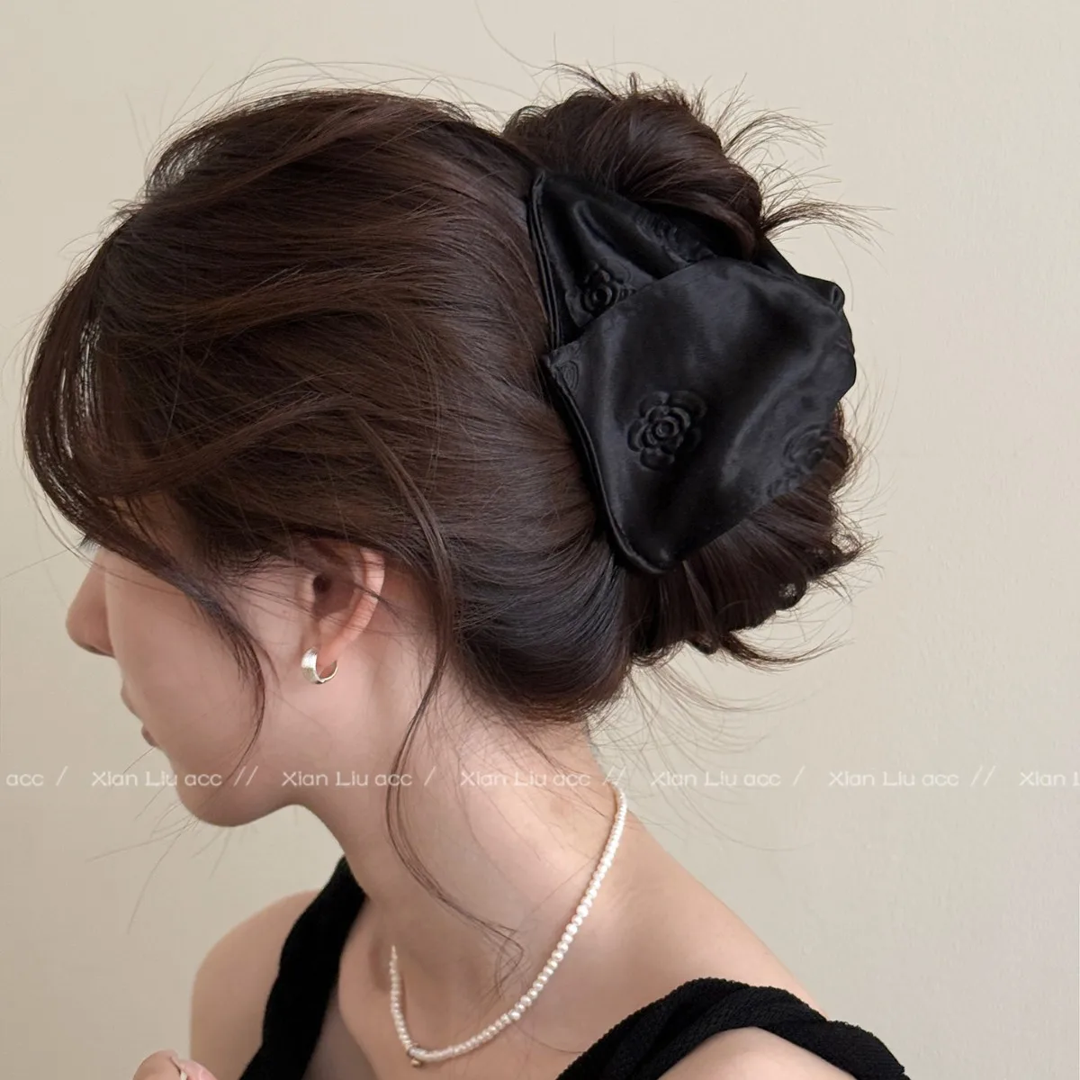 

Заколка-краб для волос в стиле французской Одри Хепберн, с атласной розой и тисненым принтом, элитная треугольная заколка-краб для затылка, для женщин, 1 шт.