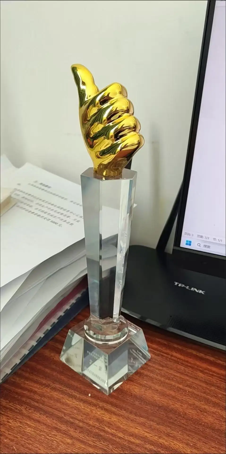 Customized Thumb style Crystal Trophy Company Employee Award Trophy School Commendation Souvenir