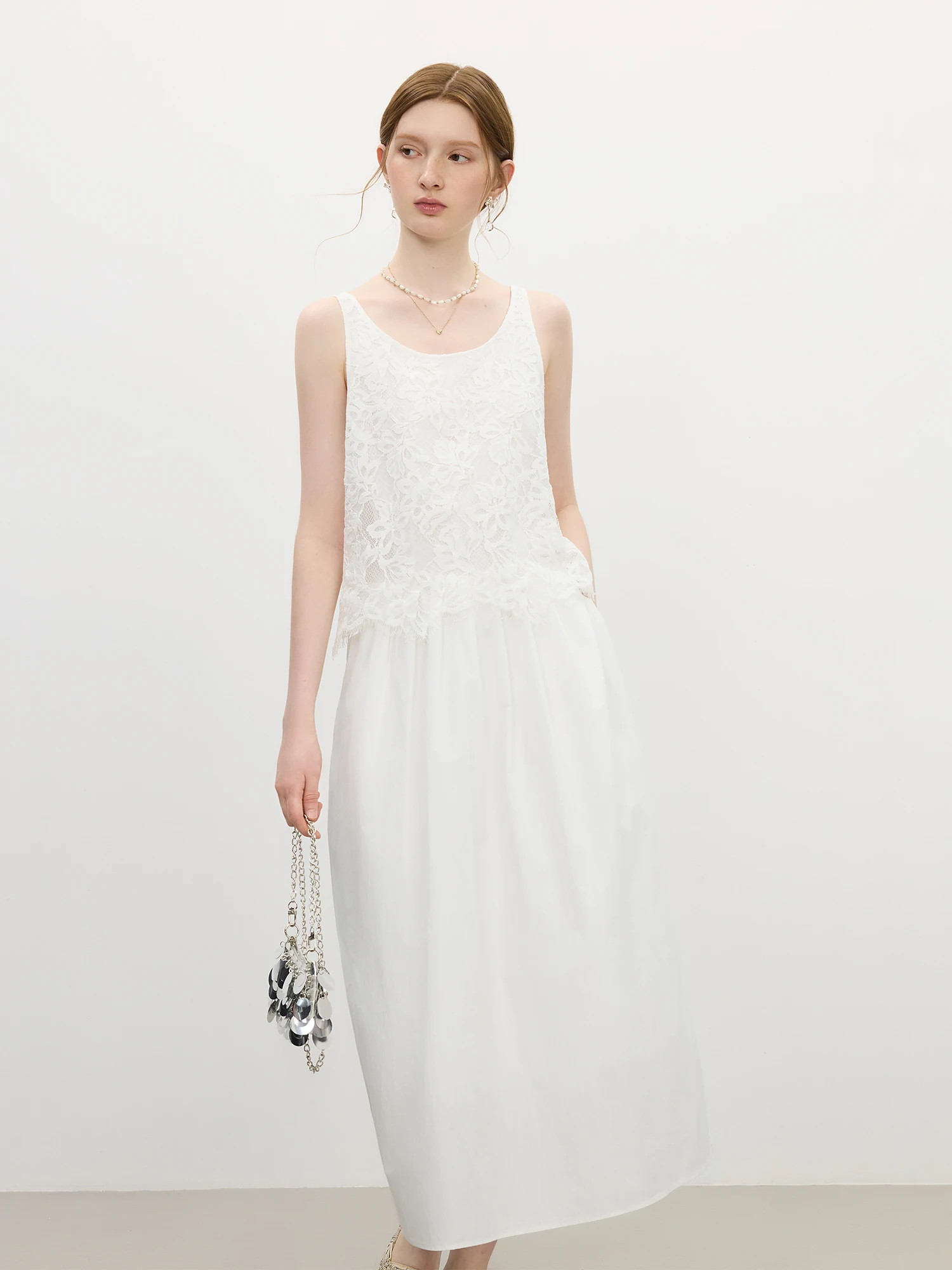 FSLE ภาษาฝรั่งเศสคํา Vintage Cut-out Lace Patchwork แขนกุดผู้หญิงฤดูร้อนใหม่ 2025 สไตล์รีสอร์ทชุดสีขาว 25FS12709