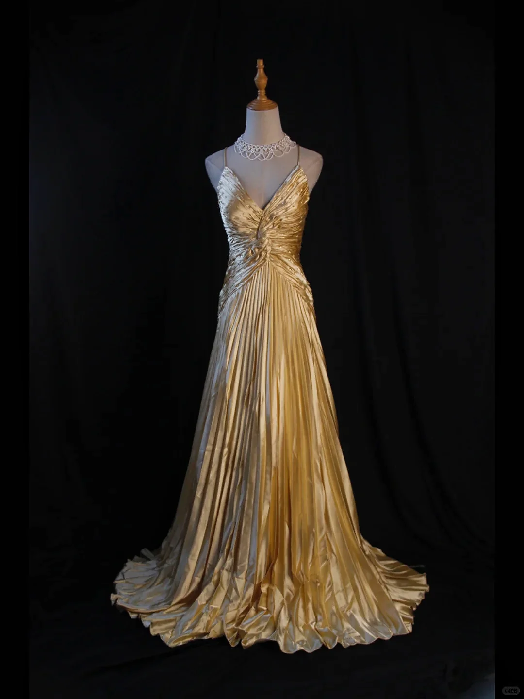 Vintage Golden Prom Dress A-Line Halter Cross Pleated Sleeveless Backless Floor Length Satin Crystal Celebrity Evening Gown